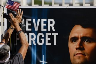 La cérémonie d'hommage à l'influenceur assassiné Charlie Kirk se déroule dimanche en Arizona. KEYSTONE/EPA/CAROLINE BREHMAN